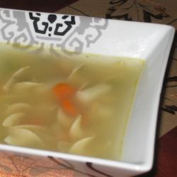 Домашний куриный суп с сельдереем