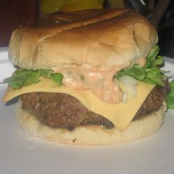 Вкусный гамбургер с хреном и аджикой