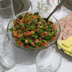 Салат с фасолью и оливками