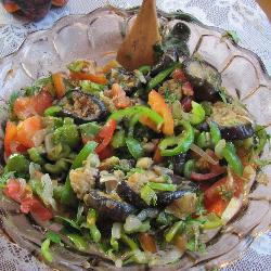 Салат из жареных баклажанов, болгарского перца и помидоров
