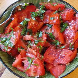 Салат из помидоров с базиликом