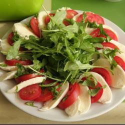 Салат из сыра моцарелла и салатных листьев