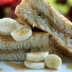 Бутерброд с бананами и арахисовой пастой