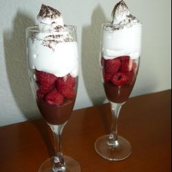 Шоколадно-малиновый десерт со взбитыми сливками