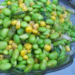 Зеленые соевые бобы с кукурузой