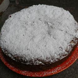 Вишнево-шоколадный торт с орехами