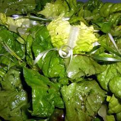 Корейский зеленый салат с кунжутной заправкой