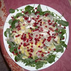 Салат из груш и сыра рокфор с маковой заправкой