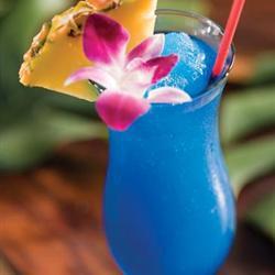 Голубой гавайский коктейль