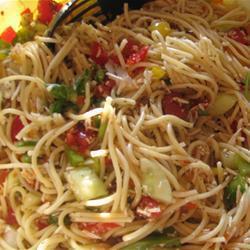 Летний салат из спагетти и овощей