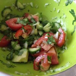 Салат из огурцов и помидоров с маринованным луком и авокадо